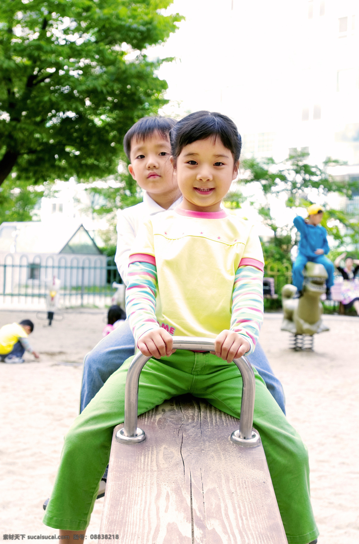 300 儿童幼儿 欢乐 欢乐童年 跷跷板 人物图库 摄影图库 室外 童年 上 的哥 俩 小哥俩 游戏 psd源文件