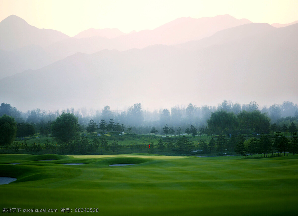 高尔夫球场 高尔夫 自然景观 自然风景 摄影图库 草地 树木 球 绿树 山 远山 旗竿 蓝天白云 青山绿水 运动场地