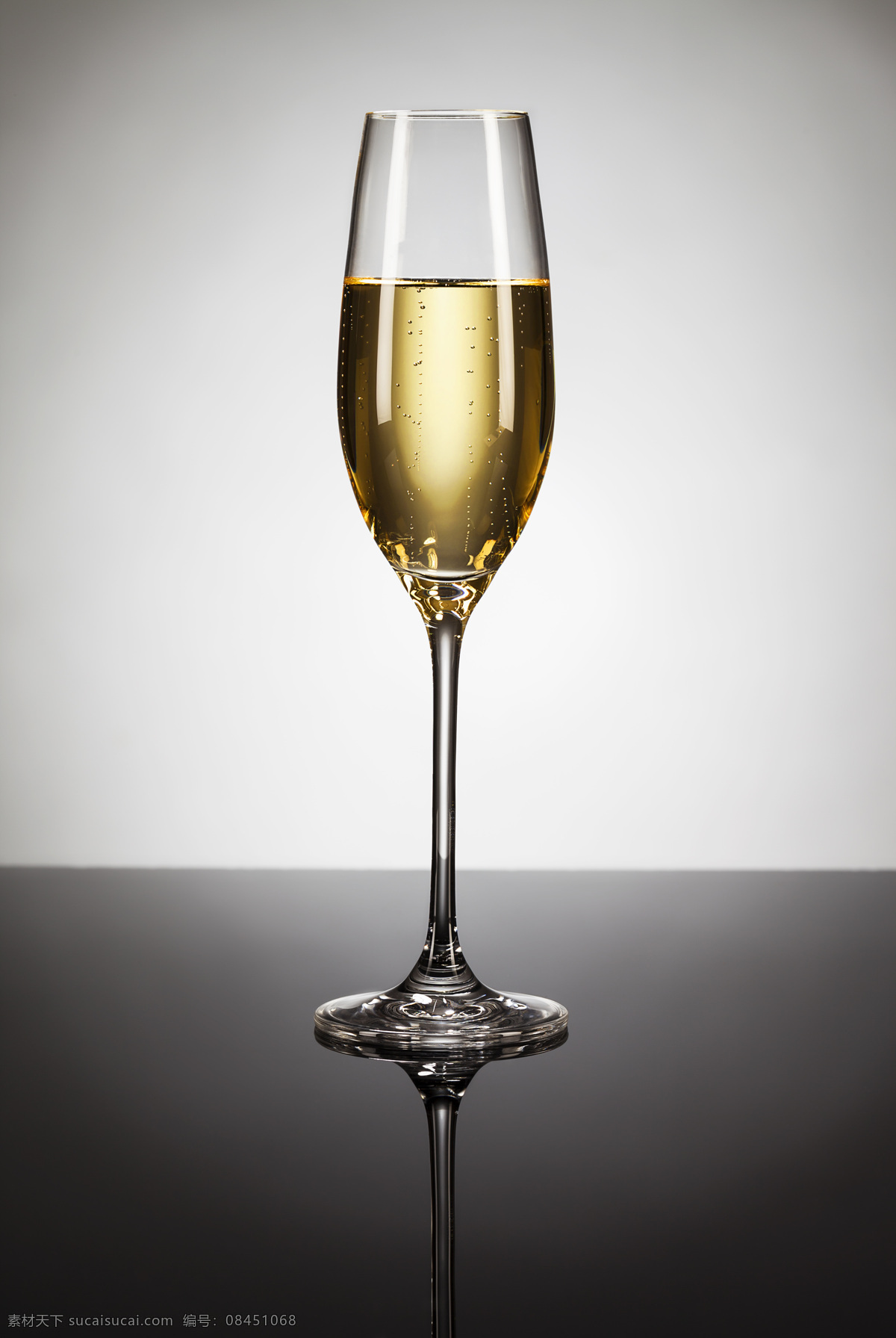 一杯饮料 桌子 一杯 玻璃杯 高角杯 饮料 香槟 酒水饮料 餐饮美食 白色