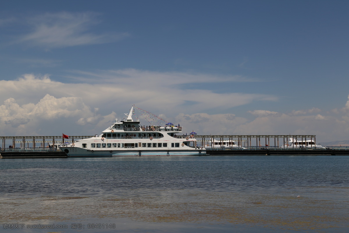 青海湖的蓝天 白云 清澈的湖水 色彩斑斓湖面 停泊的游船 青海湖风光 旅游摄影 自然风景 灰色