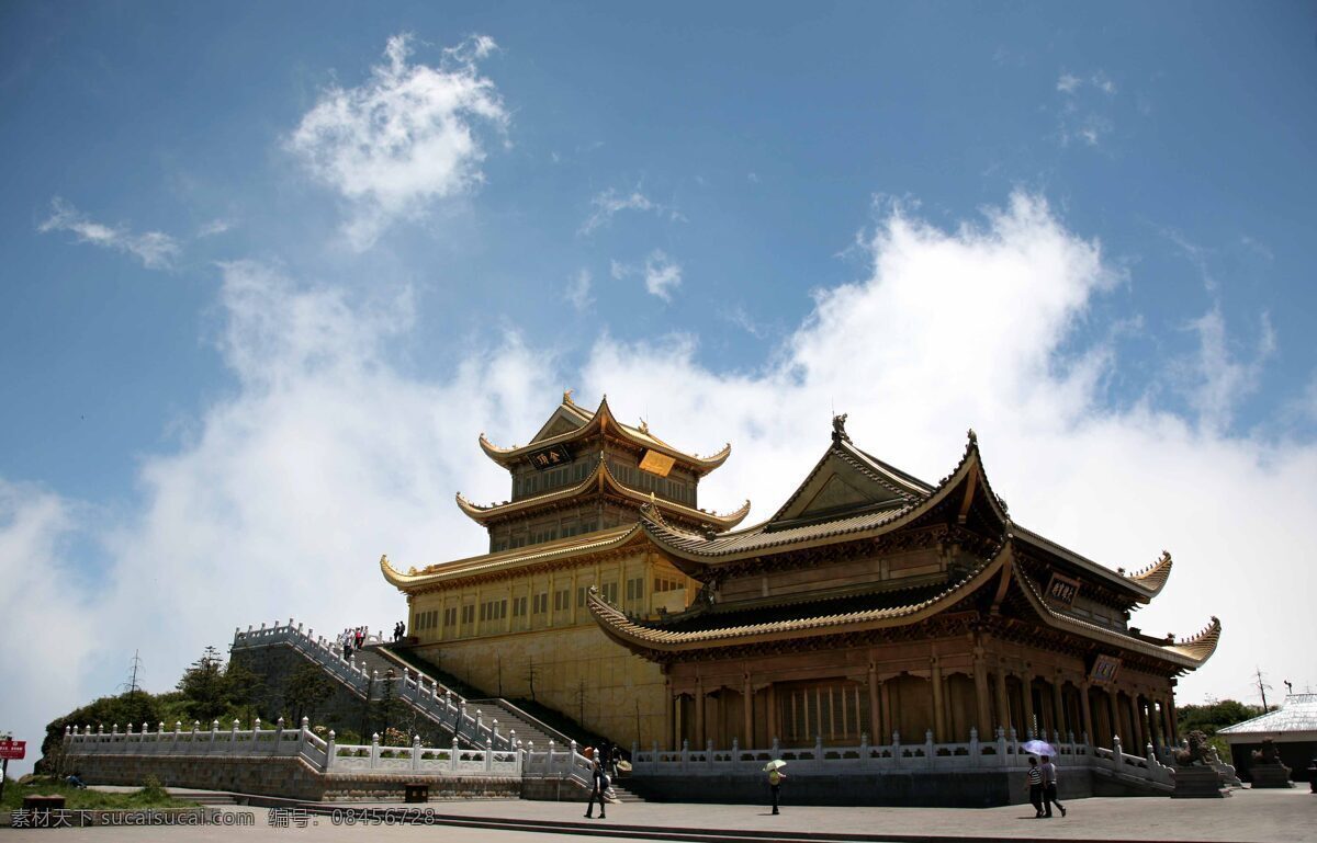 峨眉山 金顶庙 佛教 寺庙 飞檐翘角 金碧辉煌 高台阶 小广场 游客 香客 树木 蓝天白云 景观 景点 旅游摄影 建筑风光 国内旅游