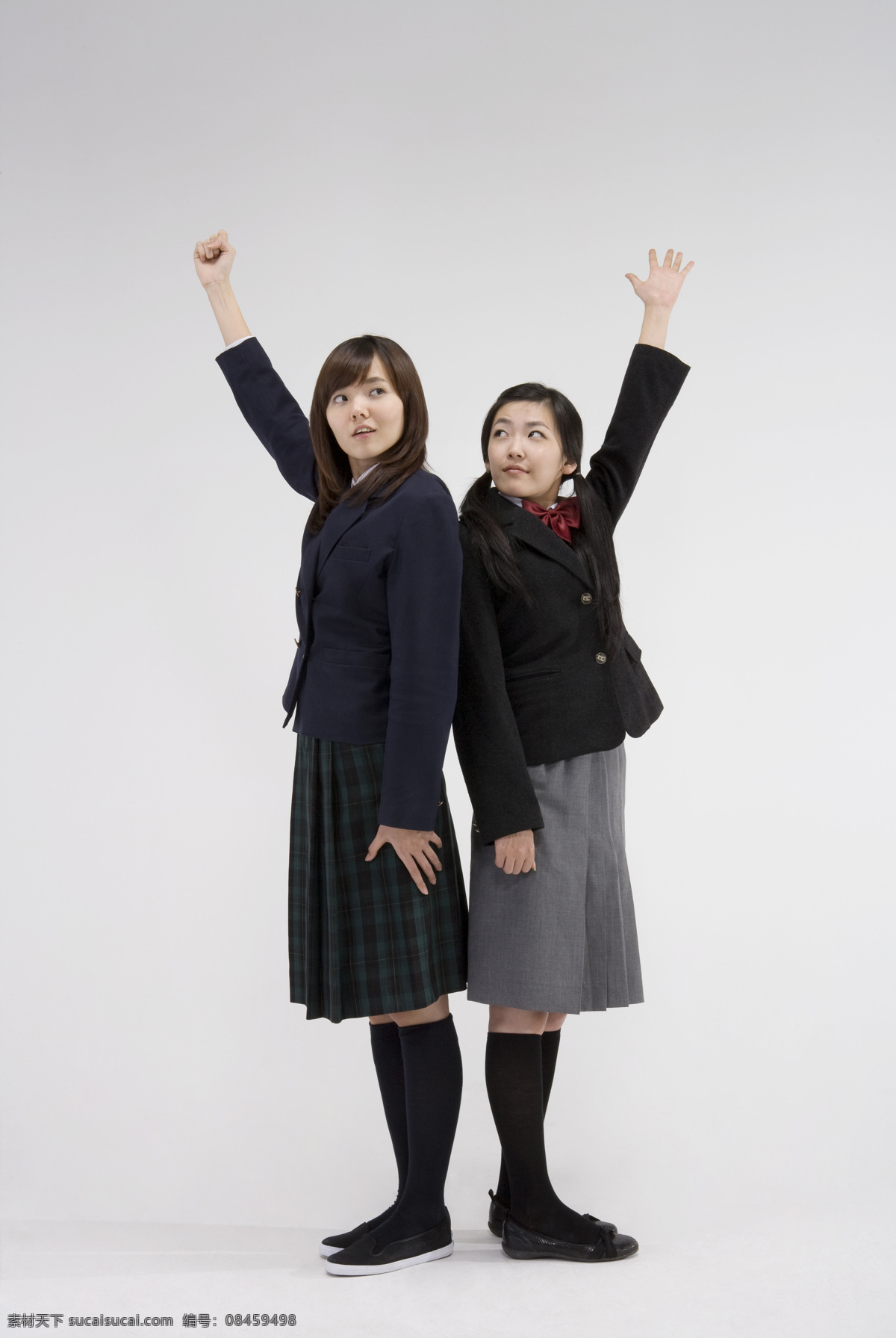 背靠背 举手 可爱 女生 青年 青春 时尚 中学 高校 学生 美女 大学生 韩国学生 校园文化 学校教育 校服 朋友 友谊 摄影图 高清图片 生活人物 人物图片