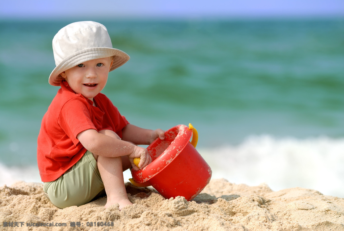 可爱 儿童 幼儿 女孩 顽皮 玩耍 海边 沙滩 玩沙子 小桶 铲子 人物图库 儿童幼儿 摄影图库