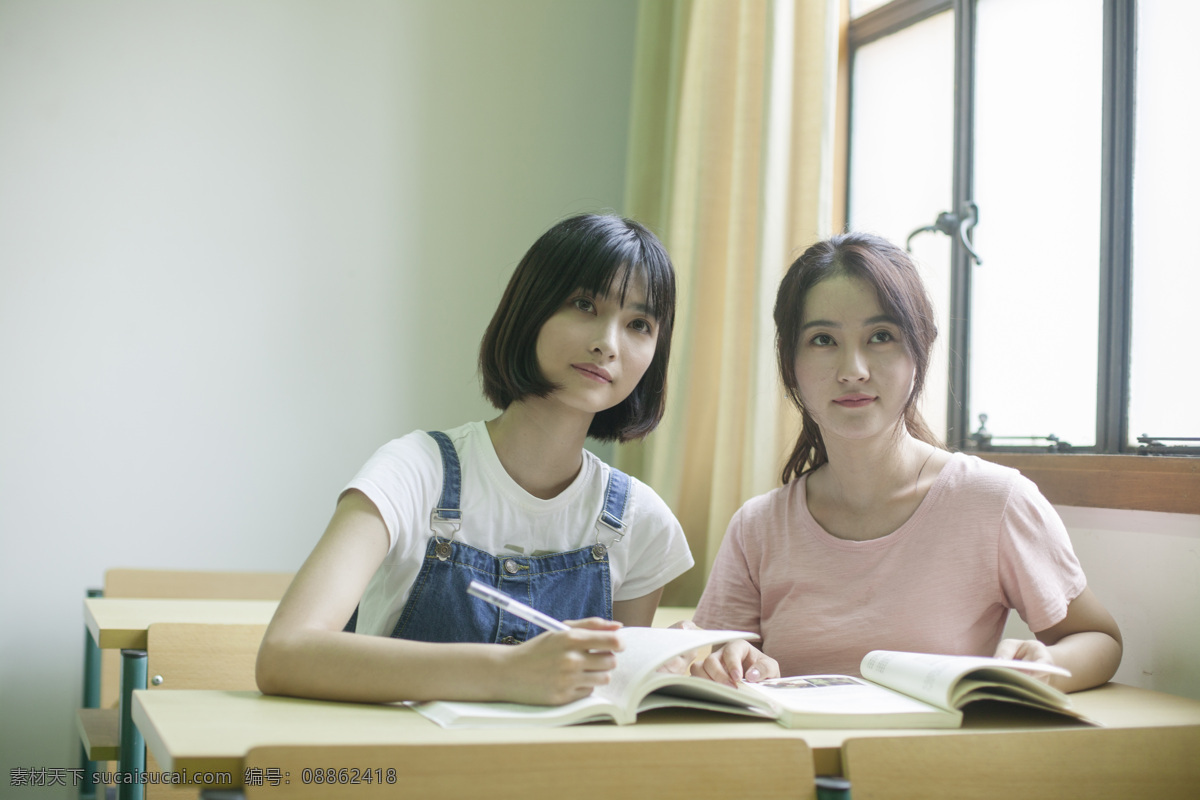 在读 书 漂亮 女 大学生 读书 女大学生 图书馆 闺蜜 高清图片 人物图库 女性女人