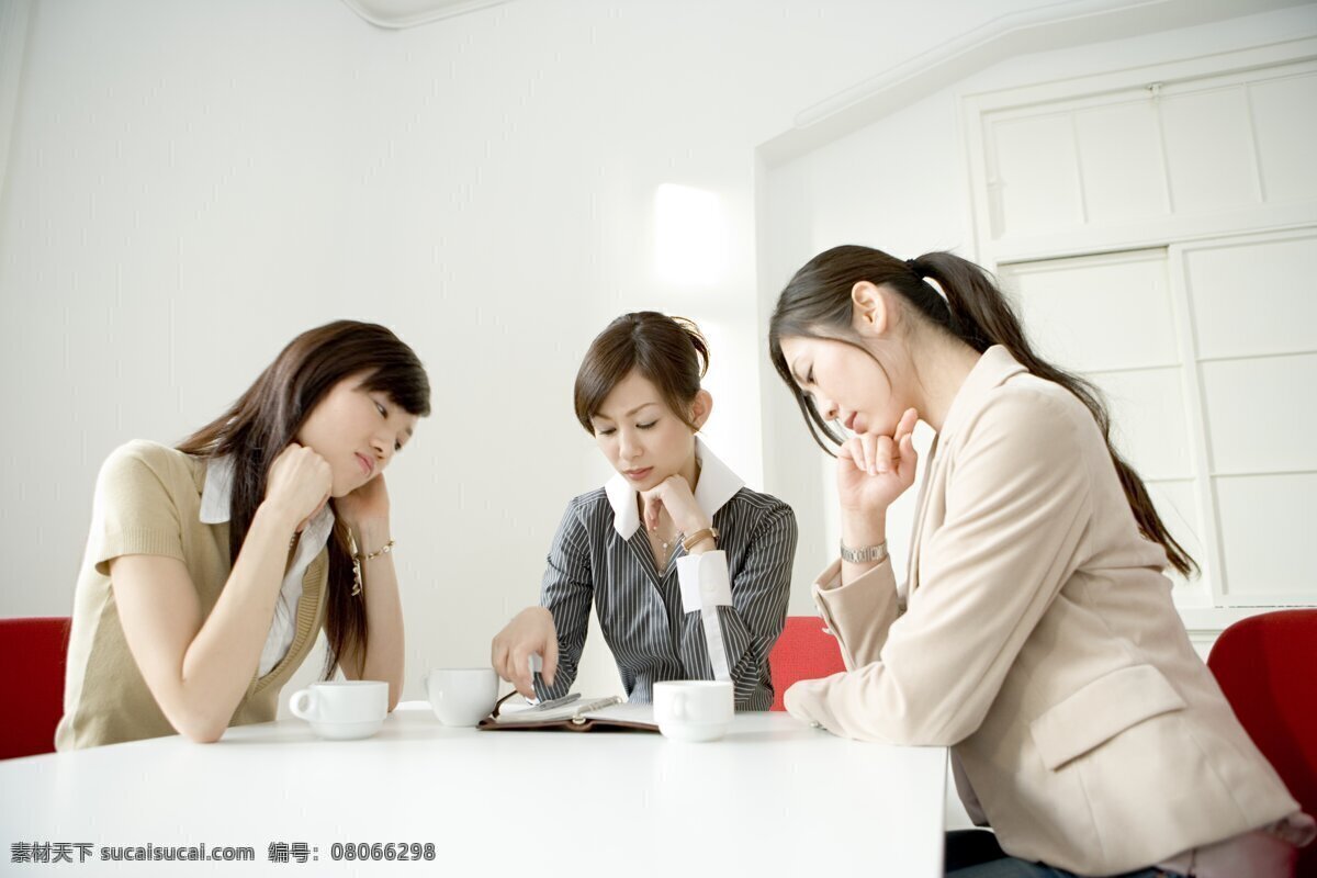 正在 分析 问题 女性 人物 职业女性 商务 白领 笔记本 分析问题 思考 咖啡 商务人士 人物图片