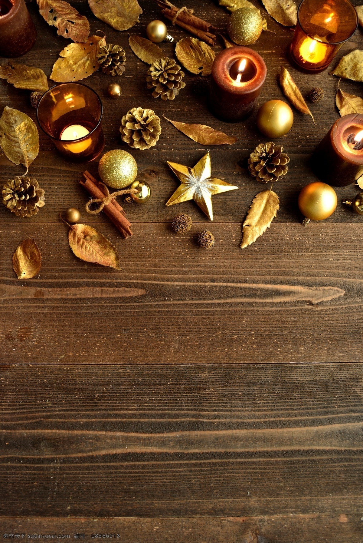 木板 上 蜡烛 树叶 五角星 松塔 铃铛 桂皮 圣诞节 圣诞素材 节日庆典 生活百科
