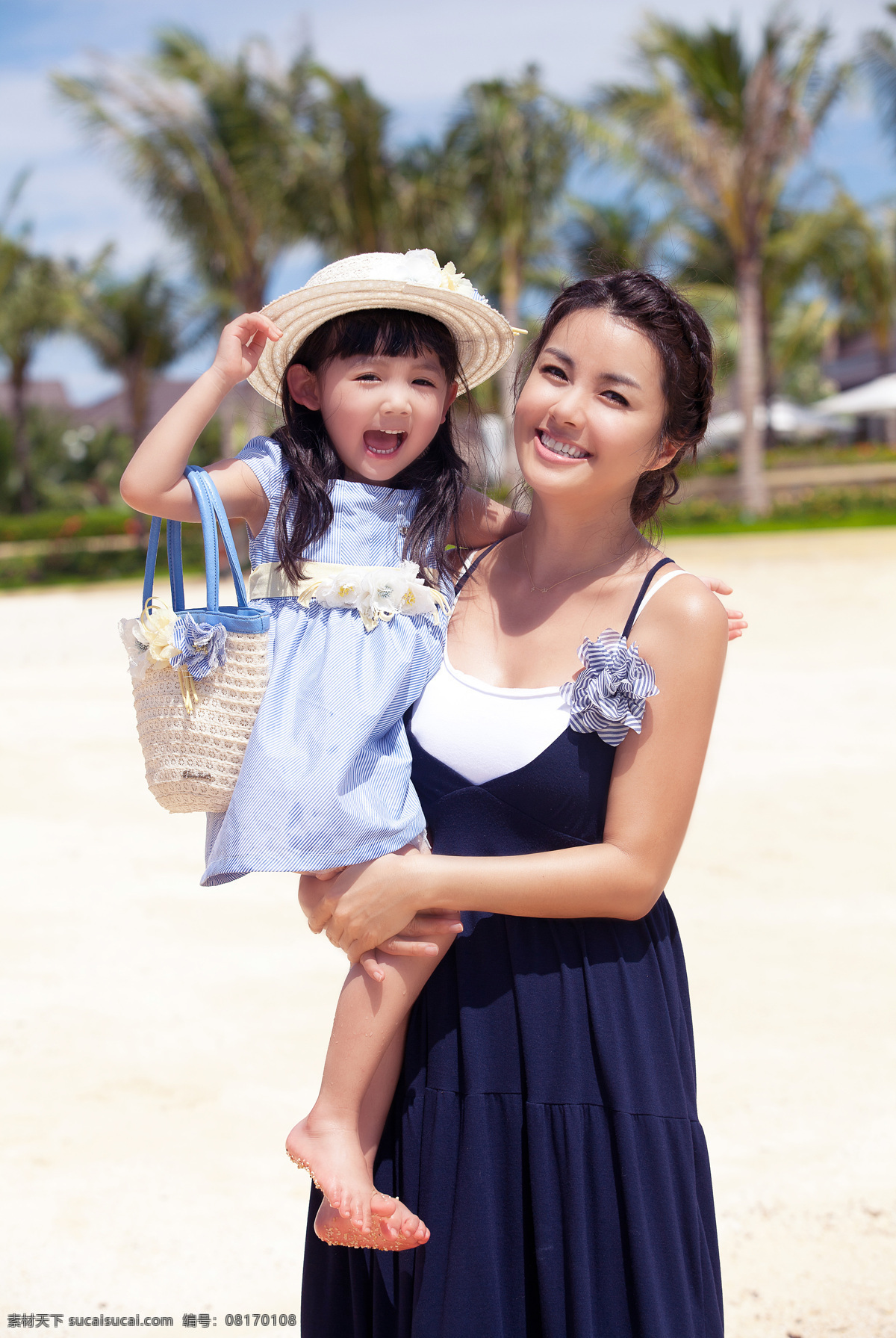 漂亮 妈妈 可爱 女儿 亲情 开心的母女 小木马童装 沙滩 韩国 小 木马 童装 儿童幼儿 人物图库