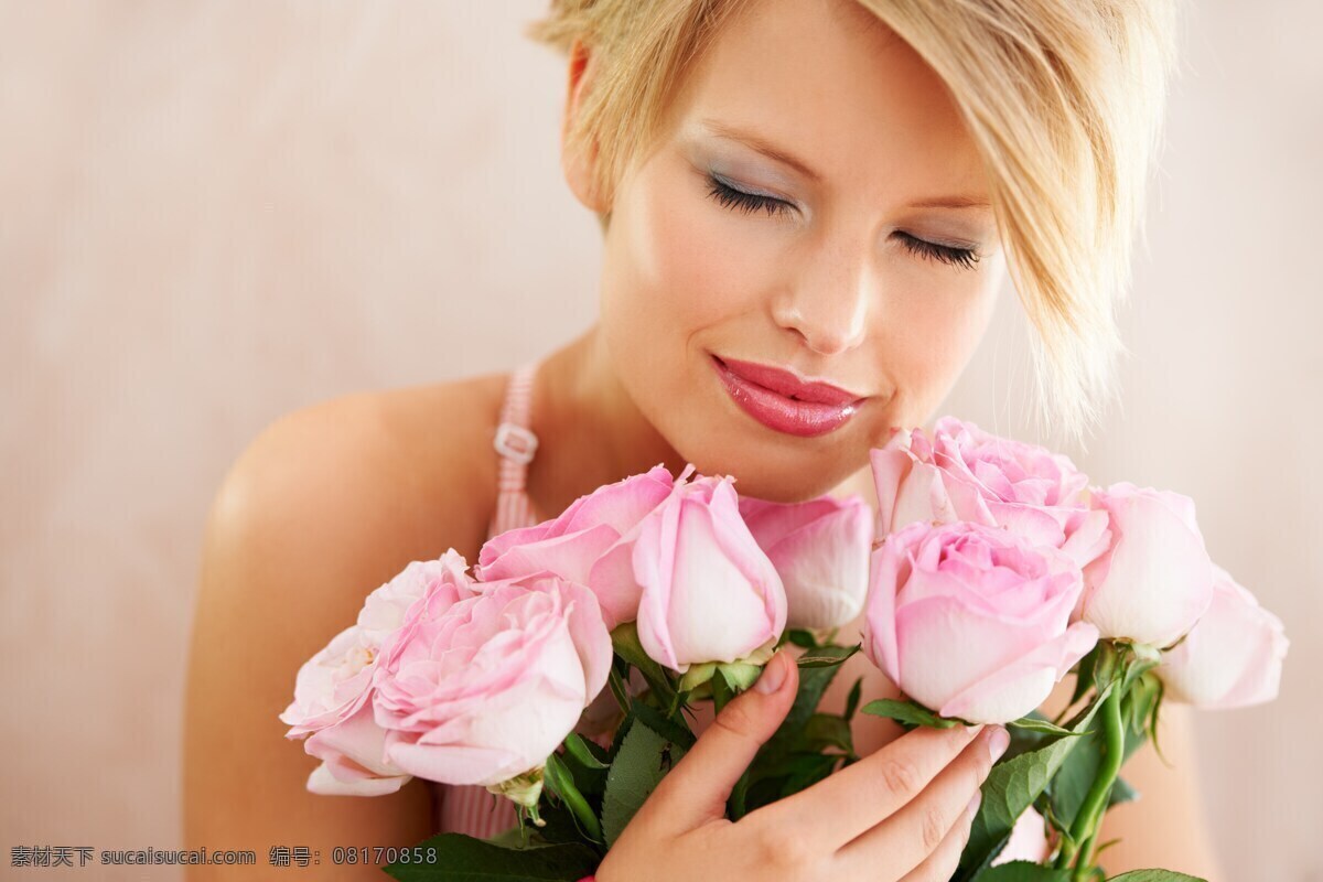 粉 玫瑰 美女图片 女人 外国女人 鲜花 花朵 粉玫瑰 玫瑰花 闭着眼睛 陶醉 人物图片