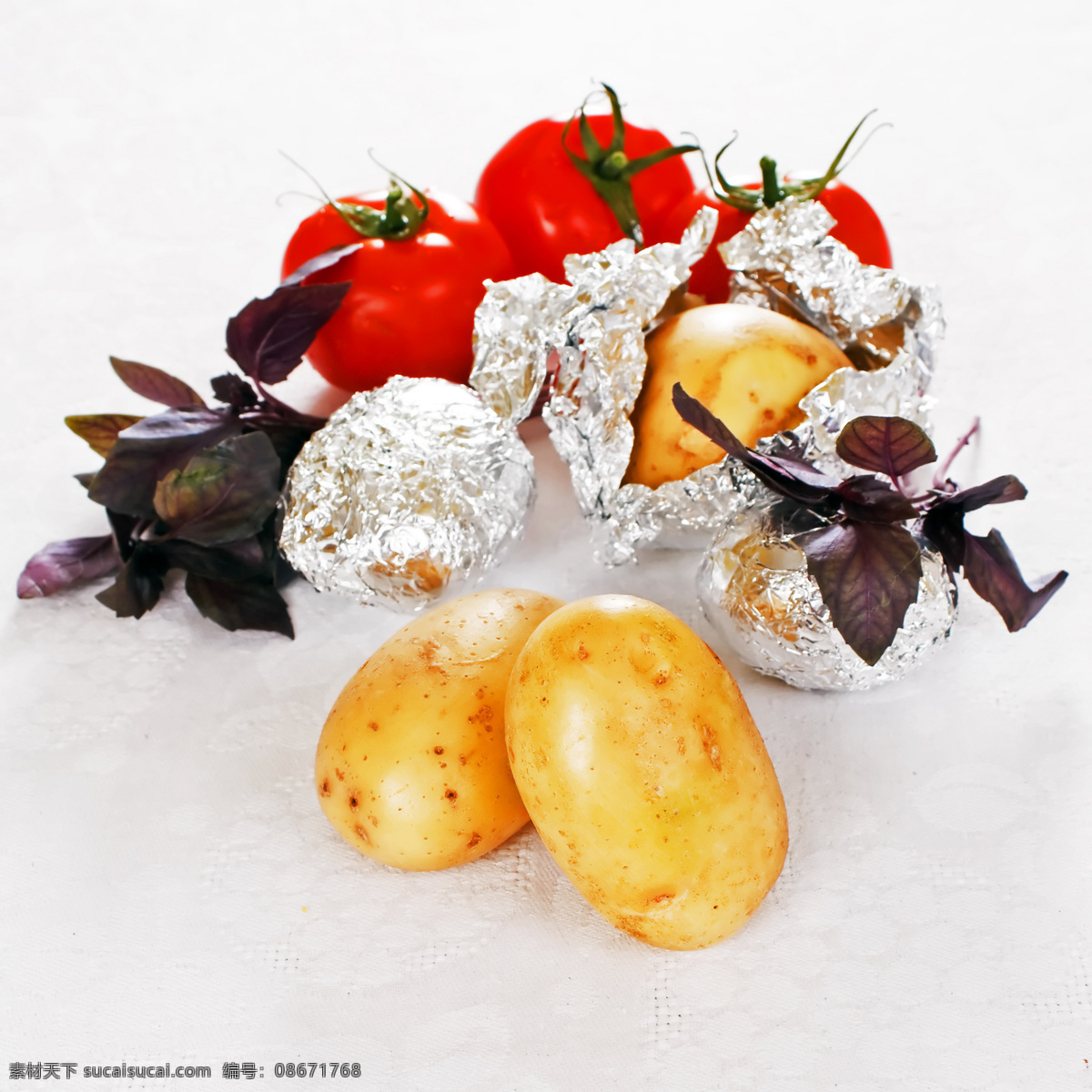 蕃茄与土豆 蕃茄 西红柿 新鲜蔬菜 土豆 洋芋 水果蔬菜 餐饮美食 白色