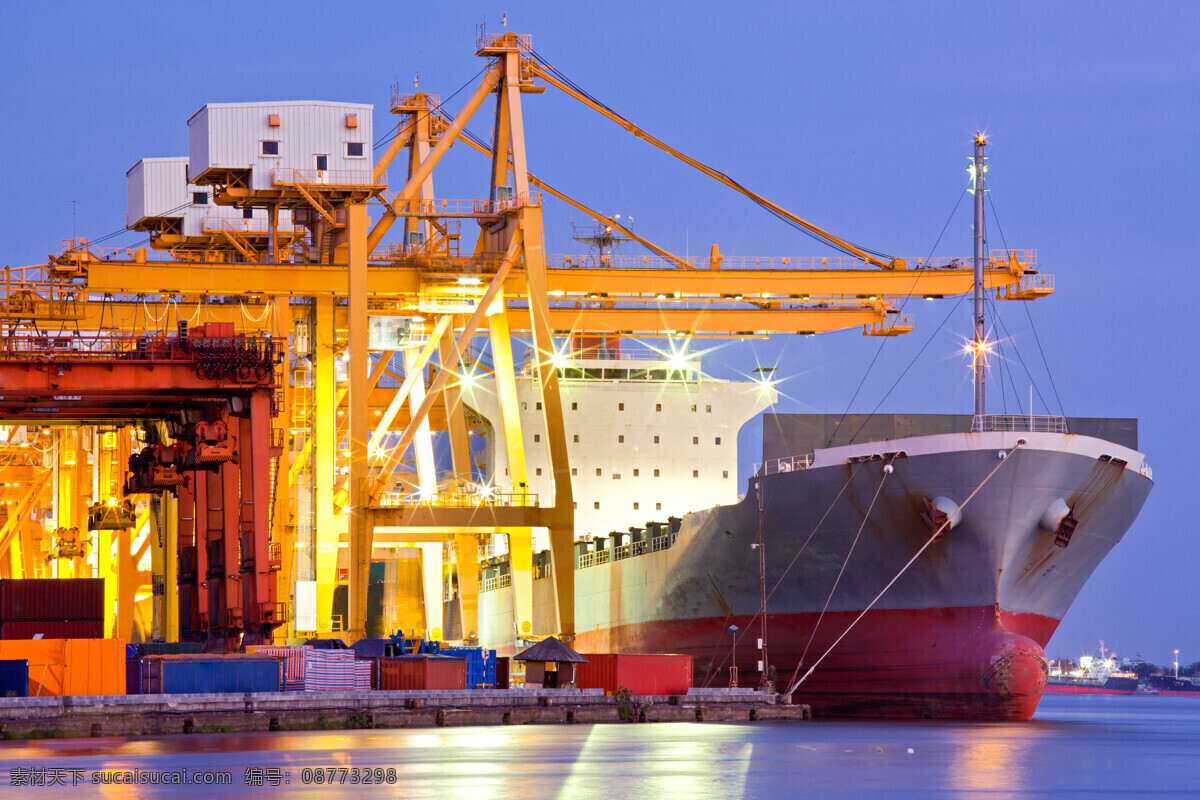 海港货船 港口 码头 海港 码头吊机 起重机 集装箱 海运 物流 卸货 运输 轮船 邮轮 油轮 工业生产 现代科技