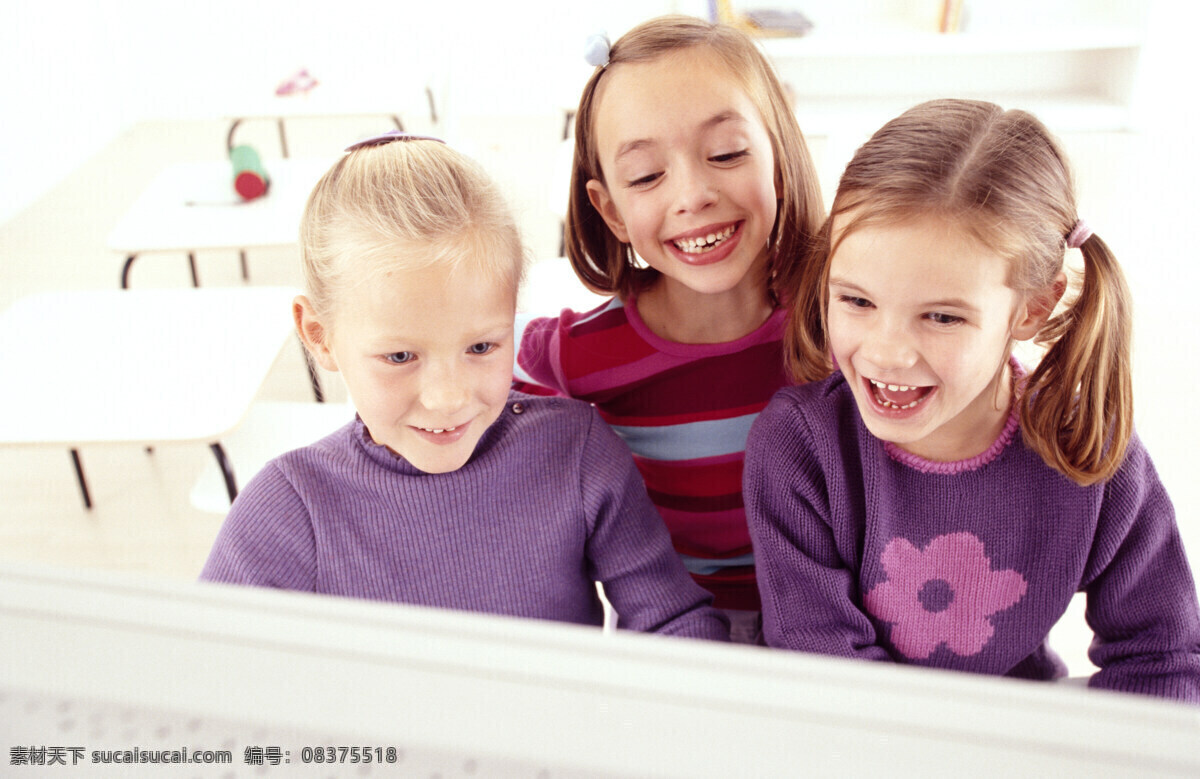 玩电脑 女 学生 儿童教育 教室 里 小朋友 小学生 外国学生 学校 校园生活 微笑小学生 儿童 开心的小学生 认真的小学生 电脑与小学生 儿童图片 人物图片
