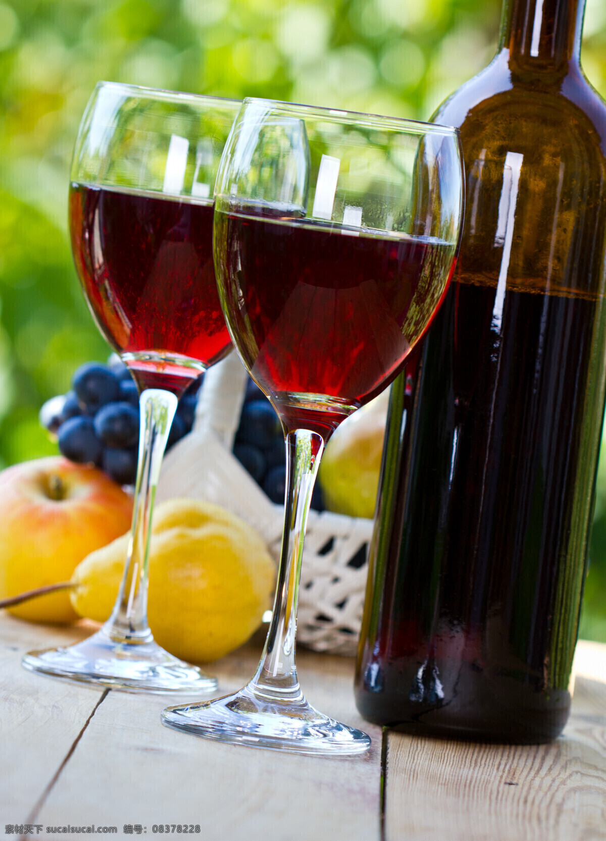 红酒和水果 红酒 水果 酒杯 酒具 酒瓶 梨 酒水饮料 餐饮美食 黑色