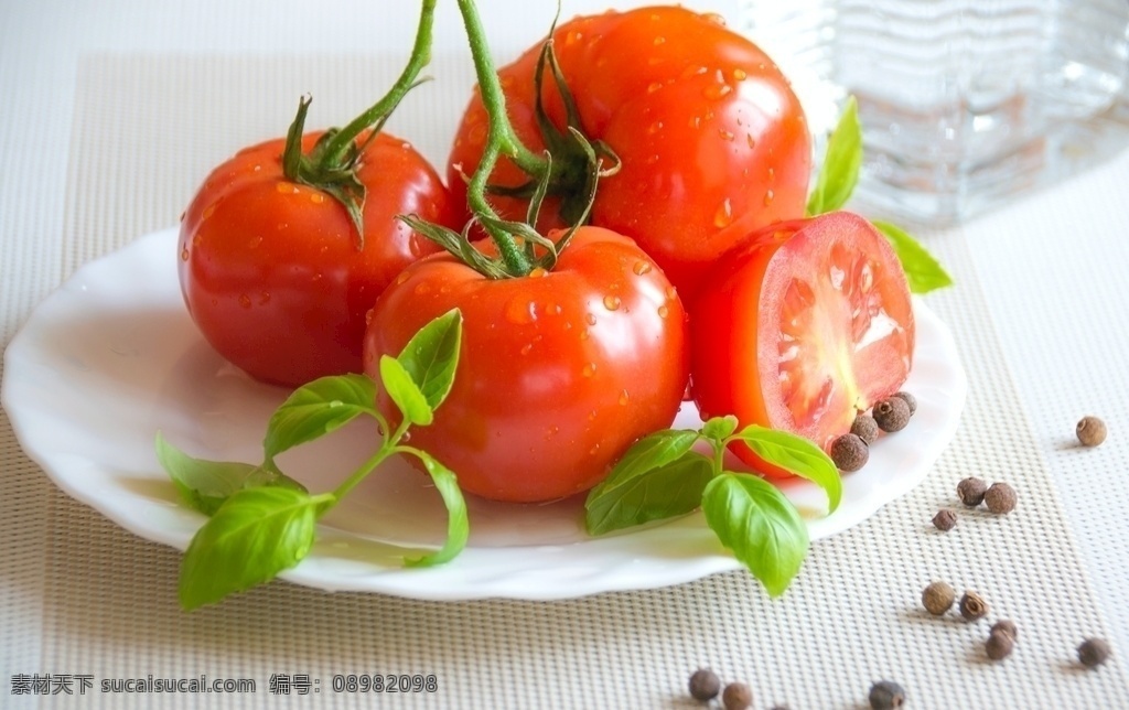 番茄图片 番茄 西红柿 蔬菜 果实 果蔬 自然 营养 健康 维生素 食物 新鲜 盘子 红色 白色 特写 餐饮美食 食物原料