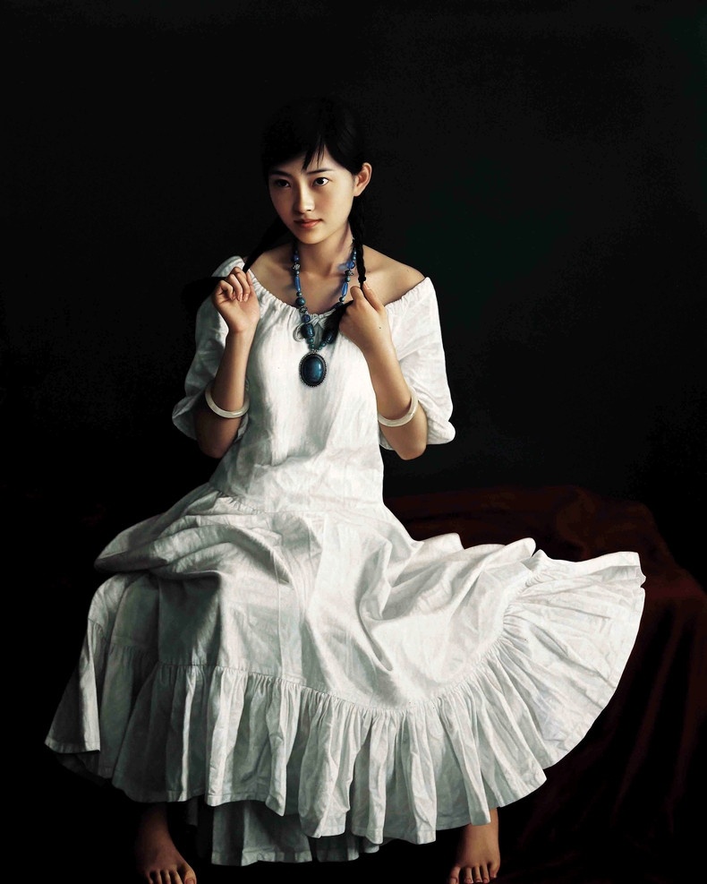 楚楚 美术 油画 人像画 女人 少女 丽人 青春 活力 美丽 表情 动作 发型 服装 白连衣裙 珠宝 油画艺术 油画作品3 绘画书法 文化艺术