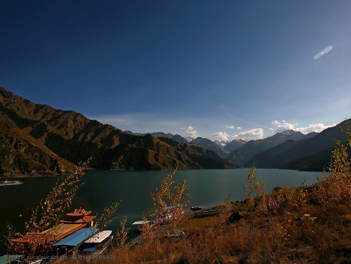 白云 风景 国内旅游 湖泊 湖水 景点 景区 蓝天 新疆 天山天池 新疆天山天池 天山 天池 旅游 青山 树木 松柏 秋季 绿水 池水 阳光 微波 轻风 游艇 游船 游人 旅游摄影 生活 旅游餐饮