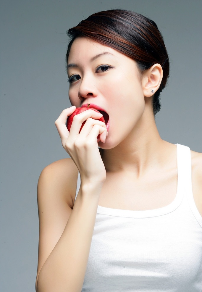 吃苹果的美女 吃水果 苹果 绿色水果 健康水果 营养水果 时尚生活 品味生活 健康生活 时尚女孩 时尚美女 高清人物 高清美女 吃喝主题 人物摄影 人物图库