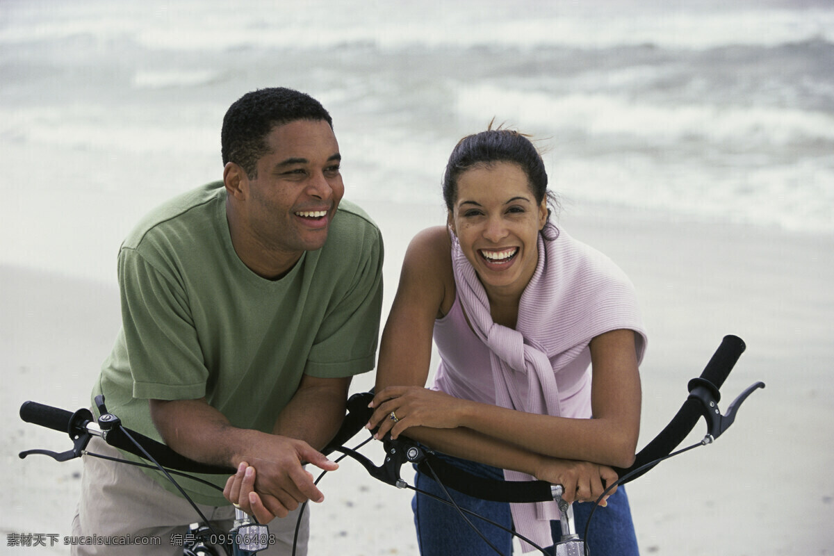 沙滩 上 骑车 外国 夫妻 海边人物 海滩 外国男性 男人 女性 女人 外国夫妻 夫妇 恩爱 开心 笑容 自行车 生活人物 人物图片