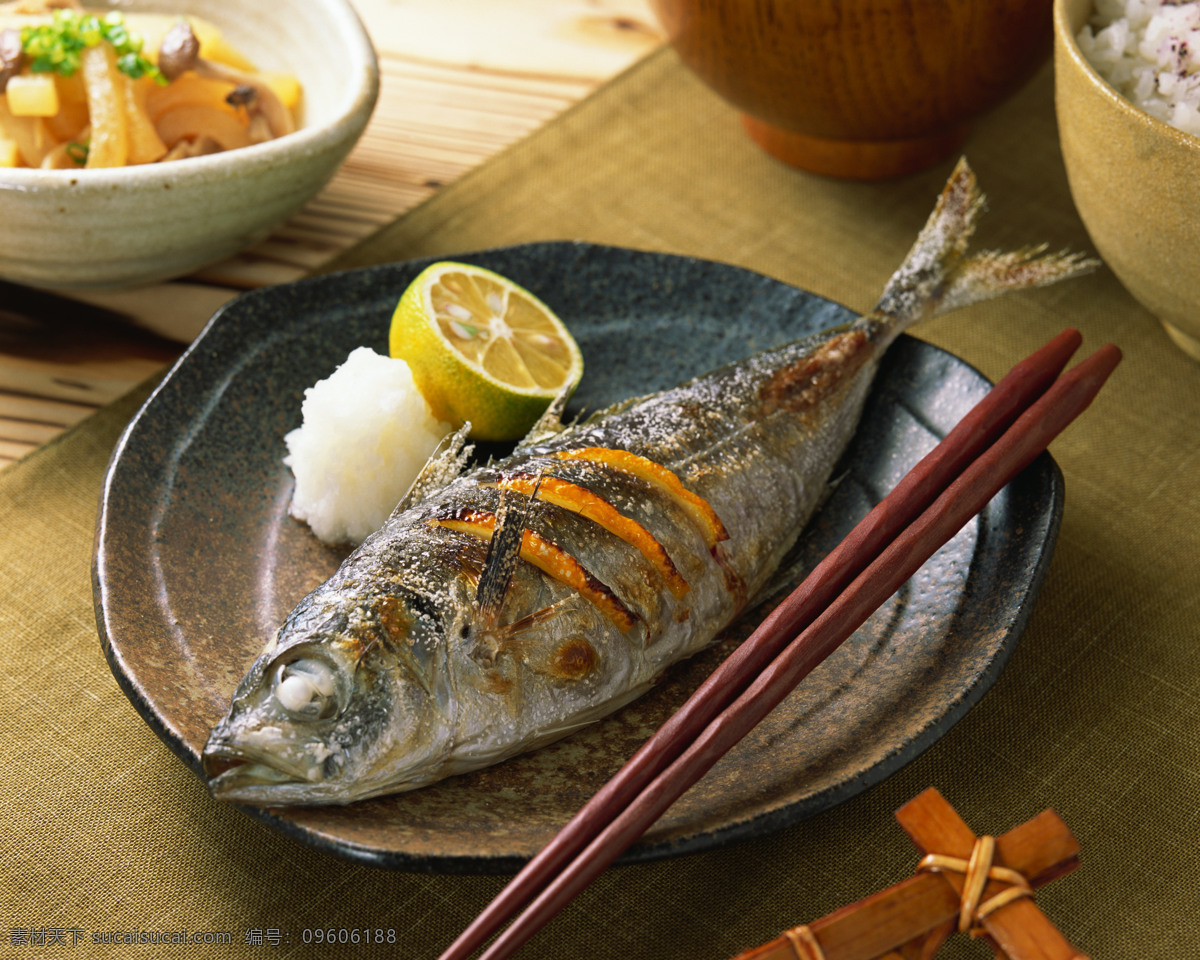 碳 烤鱼 食物 美味 海鲜 可口 新鲜 诱人 小鱼 碳烤鱼 柠檬 蔬菜图片 餐饮美食