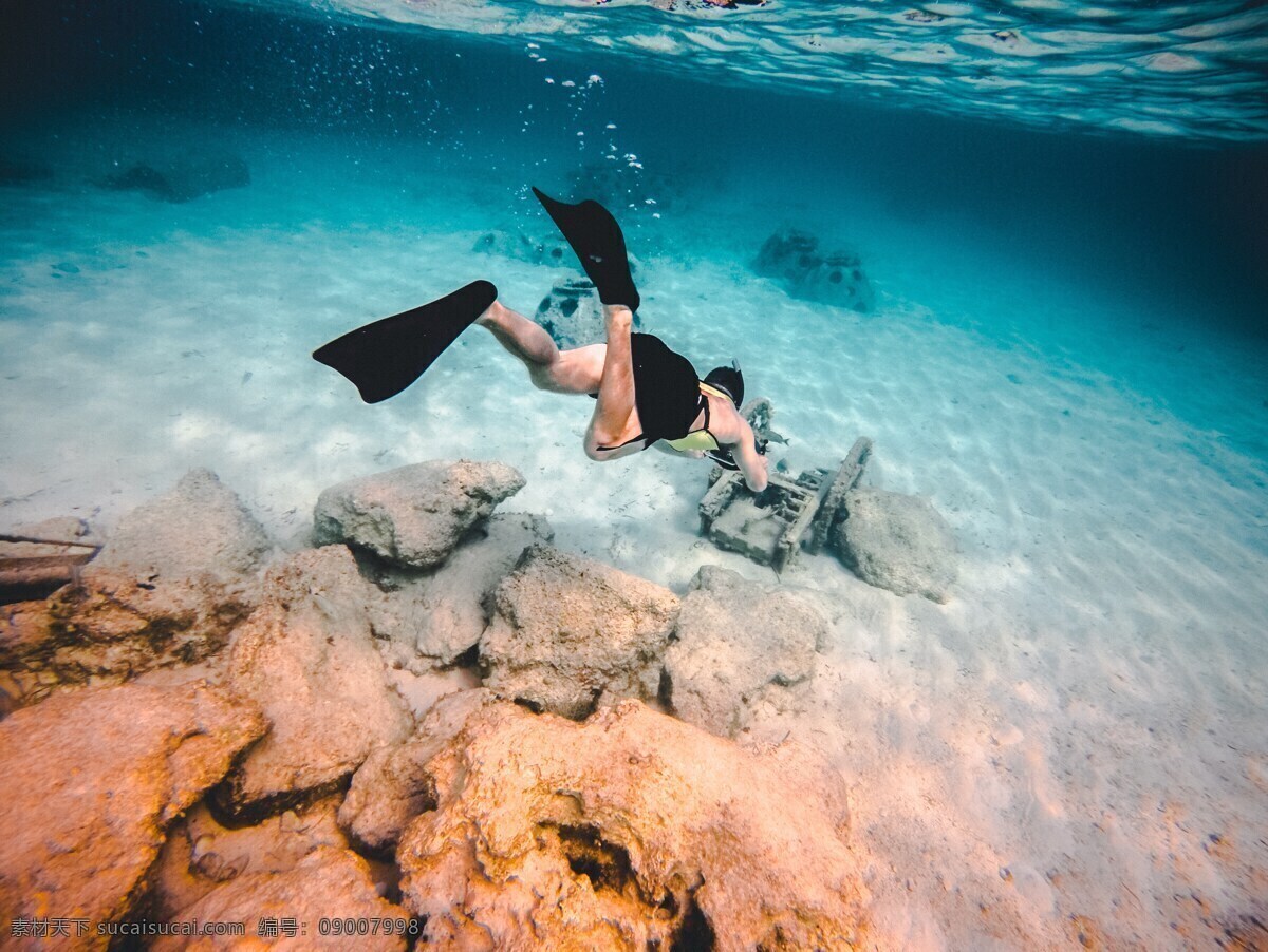 海底潜水员 海底 潜水员 大海里 游泳 潜水 砂石 风景 人物图库 男性男人