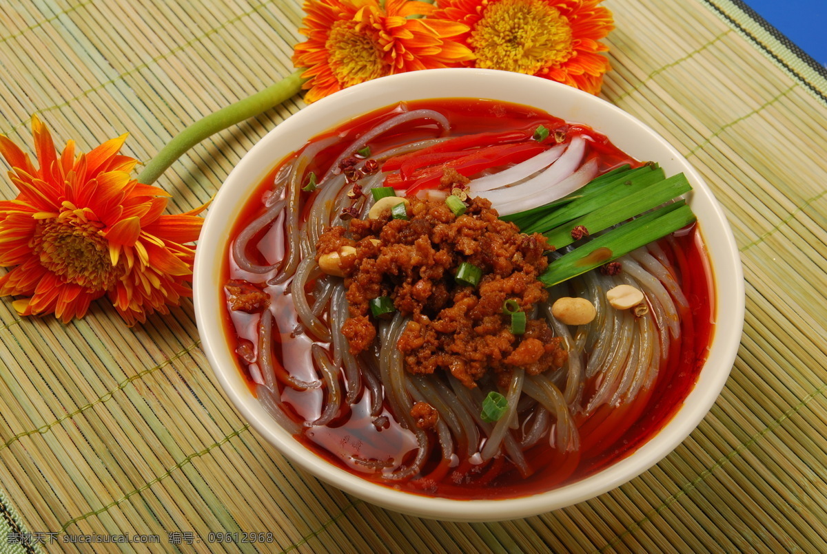 酸辣粉 鲜花 杂酱酸辣粉 传统美食 餐饮美食