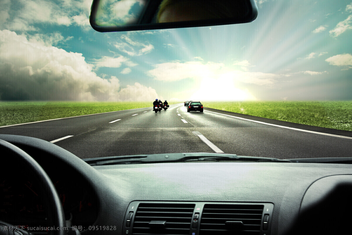 汽车车内视觉 视觉图片 阳光 草场 摩托车 车内视觉 公路