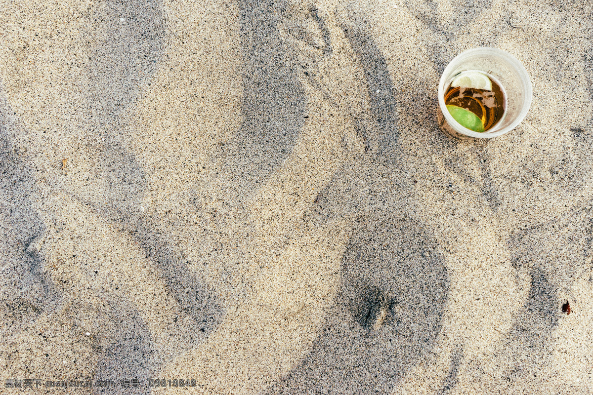 沙滩 上 一杯 饮料 白色 沙子 绿色 柠檬