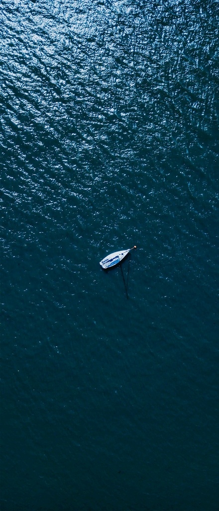 深海小船航行 大海 小船 蓝色 深蓝 深海 船舱 航行渡轮 背景 好看 极简 简约 海洋 海底 透明 波纹 自然景观 自然风景
