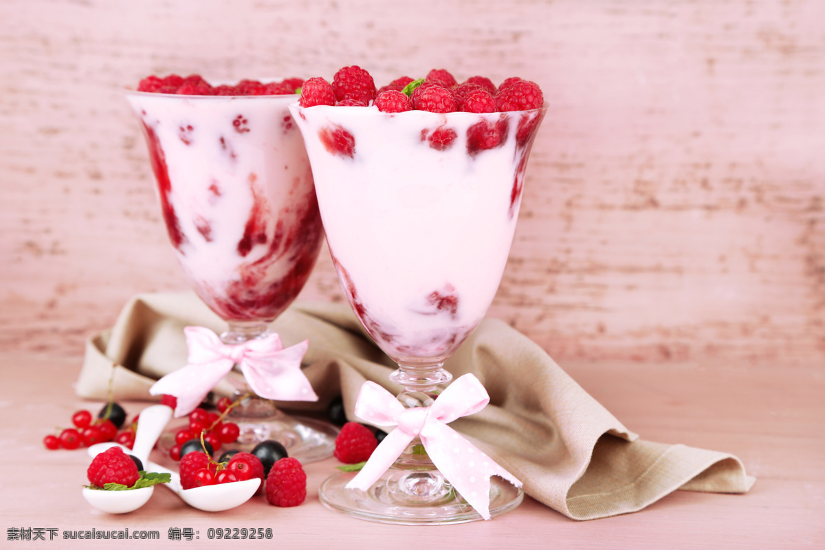树莓酸奶饮品 覆盆子 浆果 树莓 草莓 酸奶 乳制品 蝴蝶结 奶 饮料 蓝莓 摄影图片 餐饮美食 饮料酒水