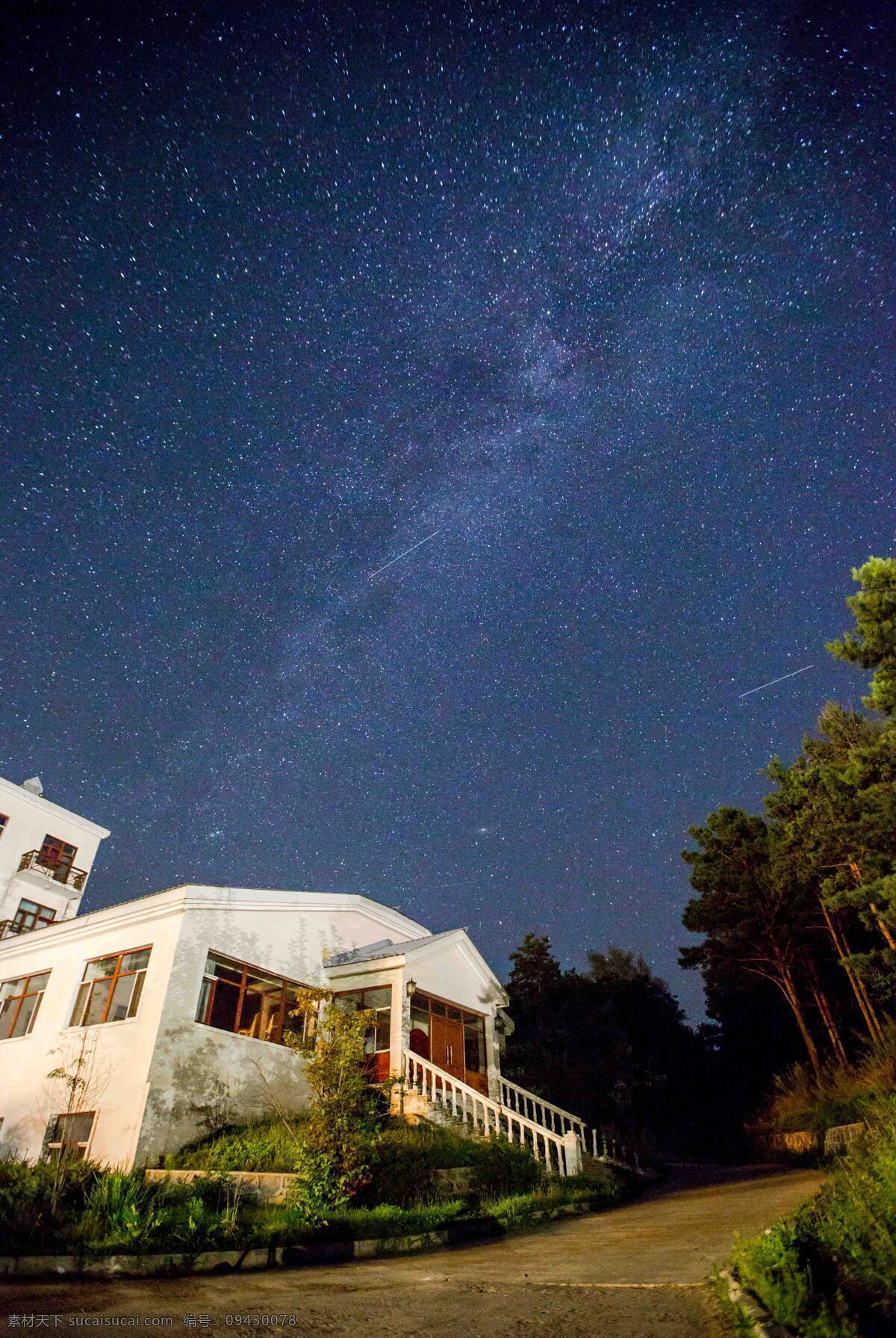 夜晚星空 夜晚 星空 星轨 流行 别墅 树林 天空 银河 晚上 晚间 自然景观 自然风景