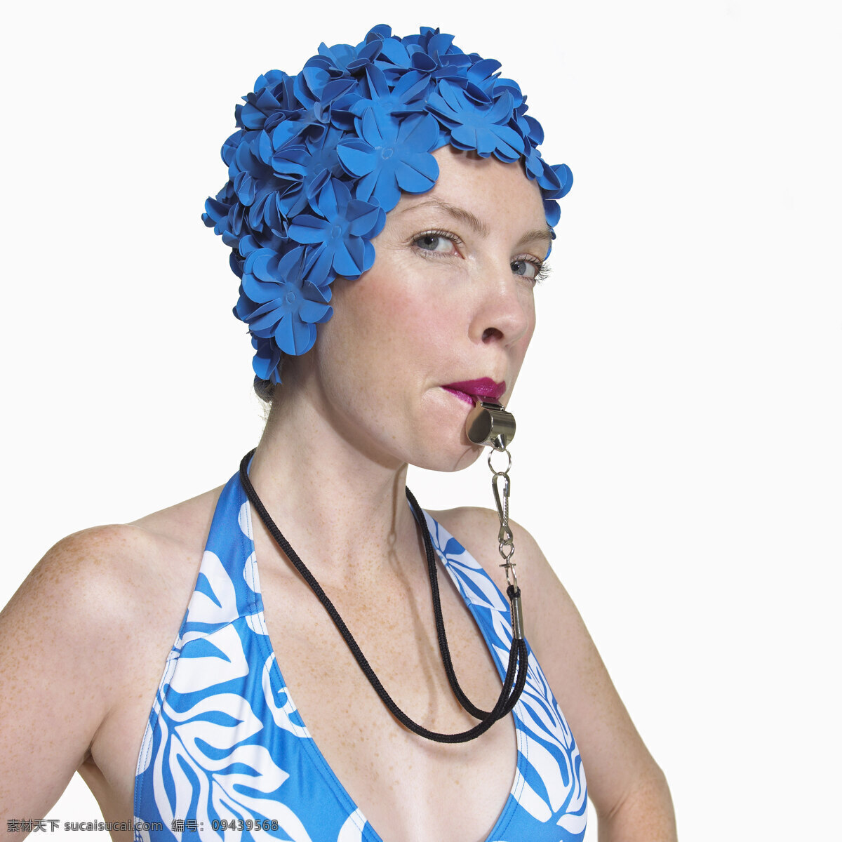 吹 口哨 游泳 教练 运动 人物 女性 比基尼 吹口哨 严肃表情 蓝色泳帽 影音娱乐 生活百科