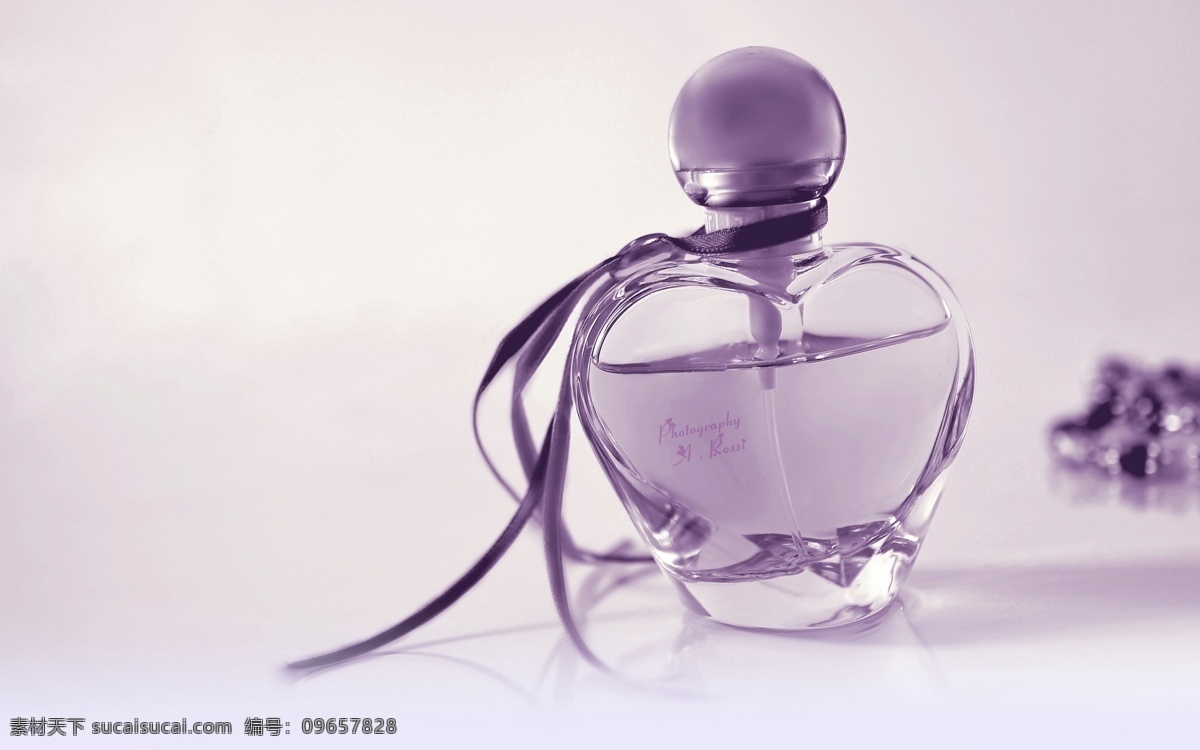 香水 香水瓶 外国香水 名牌香水 化妆用品 女性用品 化妆品 美容用品 生活百科 生活素材 白色