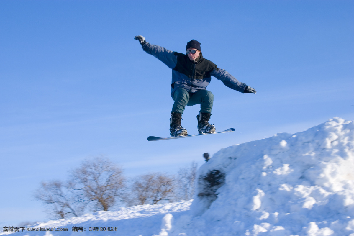 滑雪者 腾空 跃起 滑雪 冬奥会 腾跃 运动 健康 健康运动系列 人物摄影 人物图库