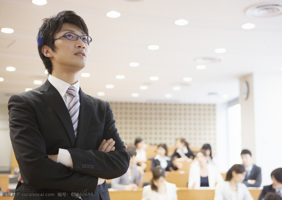 自信 商务 男性 商业演讲 商务人士 职场 职业男性 青年 成功 团队 公司 企业文化 会议报告 会议演讲 研究 商讨 开会 白领 摄影图 高清图片 人物图片