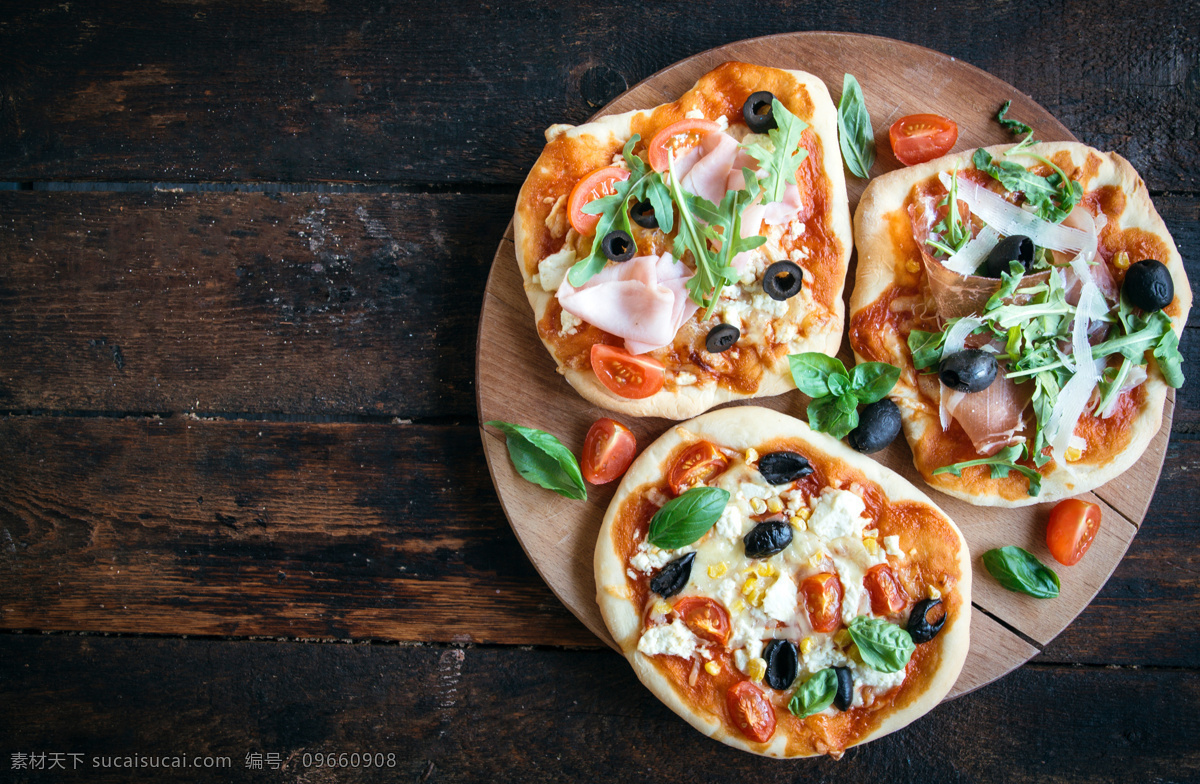 木板 上 披萨 木板背景 意大利披萨 国外美食 美味 食物摄影 外国美食 餐饮美食