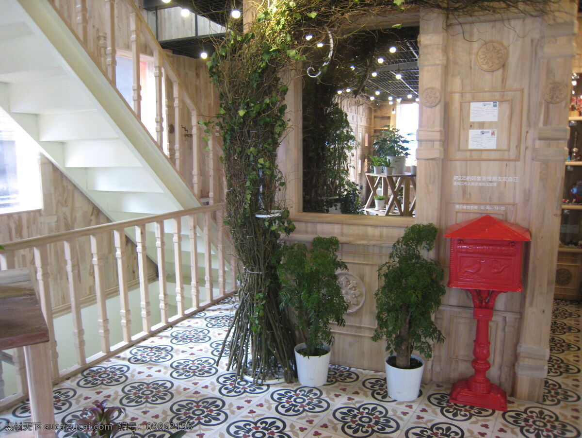 建筑园林 镜子 楼梯 室内设计 室内摄影 植物 楼梯一角 木梯 花地砖 红邮箱 木墙装饰 盆栽种植 室内布置 家居装饰素材