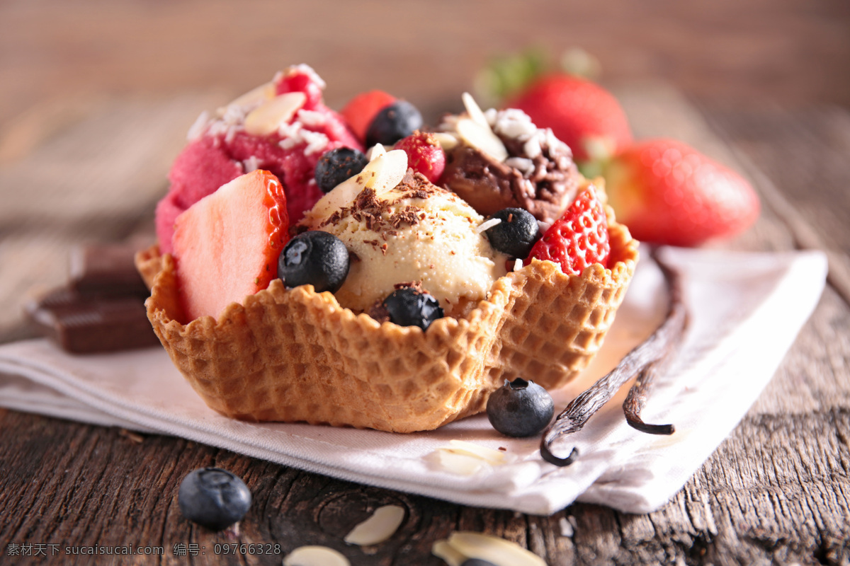 草莓 蓝莓 冰淇淋 水果冰淇淋 美食 食物摄影 美味 冰激凌 美食图片 餐饮美食