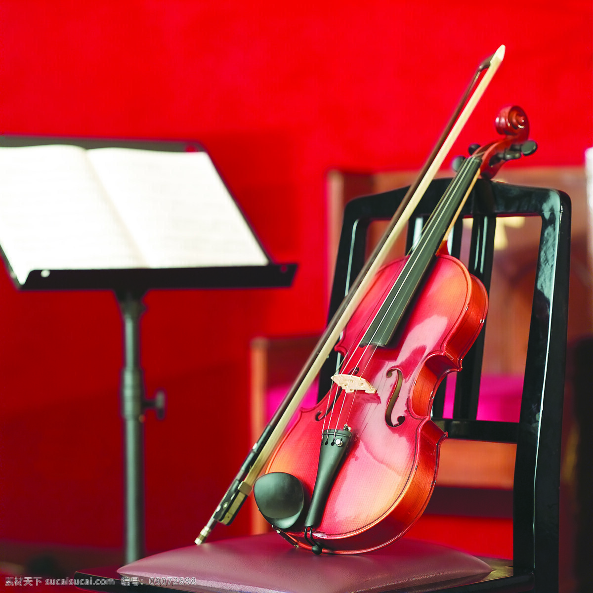 椅子 上 小提琴 音乐艺术 音乐 乐器 弦乐器 静物 特写 摄影图片 高清图片 影音娱乐 生活百科