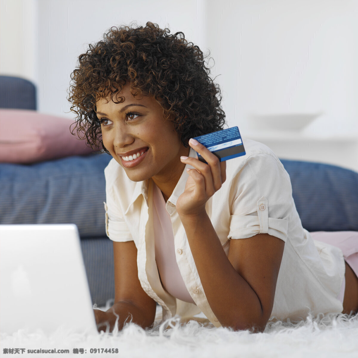 网上购物 黑人 女性 女性生活 外国女性 女人 美女 黑人妇女 银行卡 信用卡 美女图片 人物图片