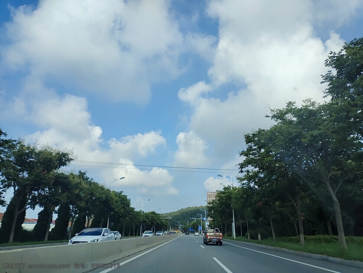 蓝天 白云 下 公路 白去 车辆 夏天 旅游摄影 国内旅游
