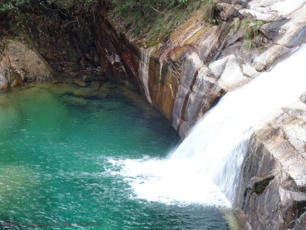 安徽黄山 黄山地质公园 山峰岩石 悬崖峭壁 安徽旅游 松树植物 山脉高山 黄山云雾 黄山美景 旅游摄影 自然风景