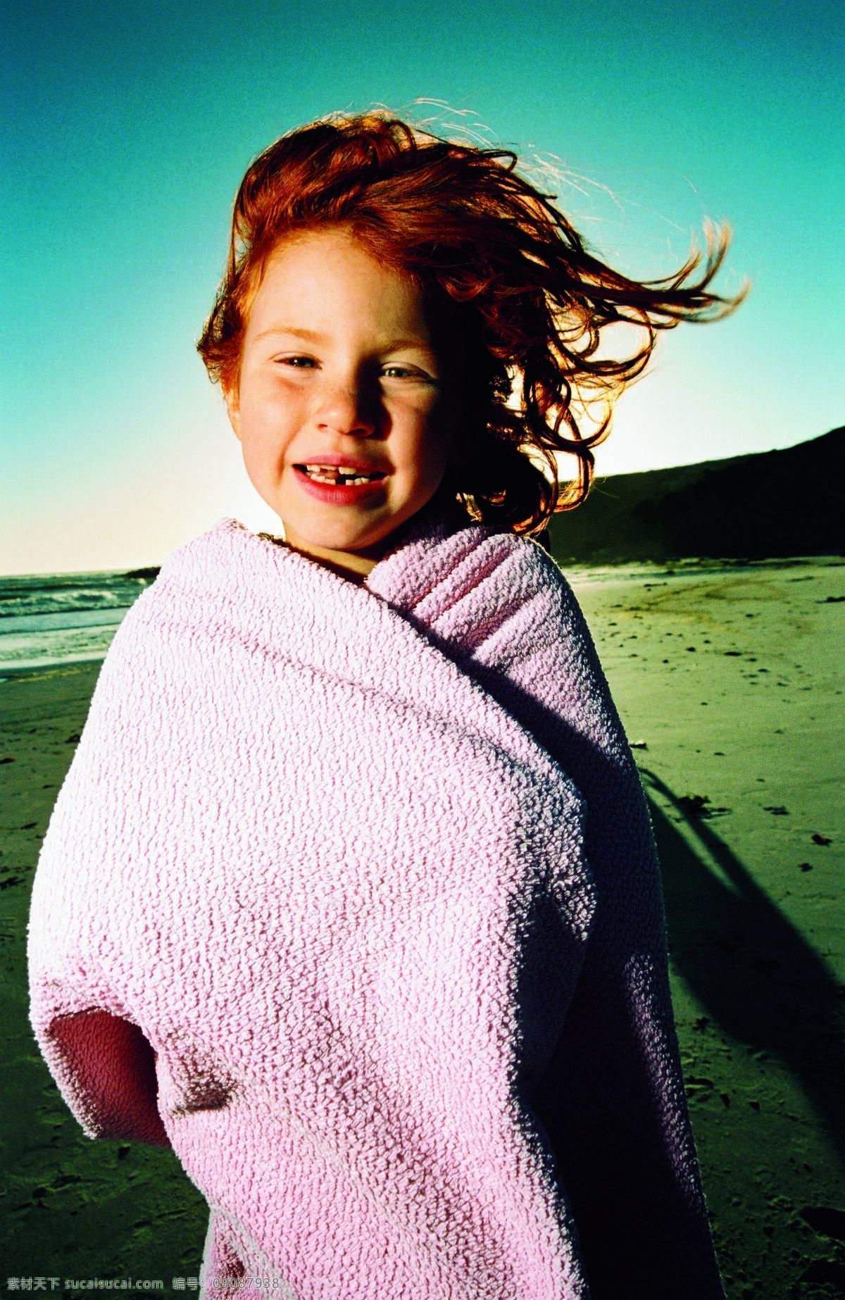 沙滩 上 小女孩 外国儿童 孩子 小孩 可爱孩子 儿童图片 人物图片