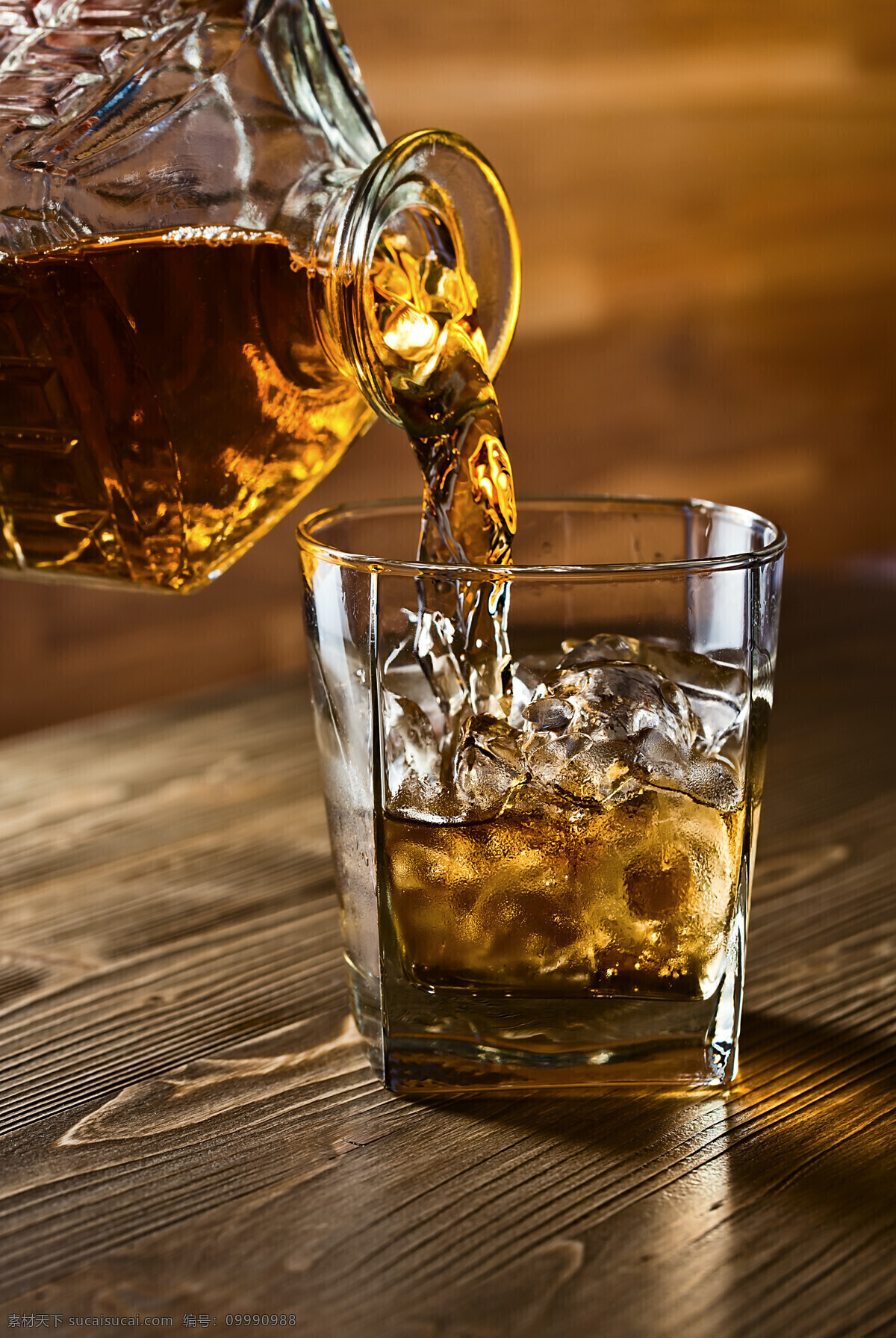 威士忌酒 威士忌 冰块 酒液 烈酒 酒杯 玻璃杯子 休闲饮品 餐饮美食 饮料酒水
