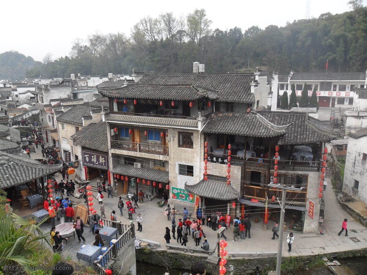 大街 大门 雕刻 吊灯 繁华 房檐 风景 古灯 李坑 江湾 婺源 天气 晴 阴影 亮光 实木 木门 石墙 文化 明暗 鼎檐 屋檐 纹案 文理 台阶 真实 照片 拍照 国内 实物拍照 人群 人潮 人山人海 婺源之旅 国内旅游 旅游摄影 装饰素材 灯饰素材