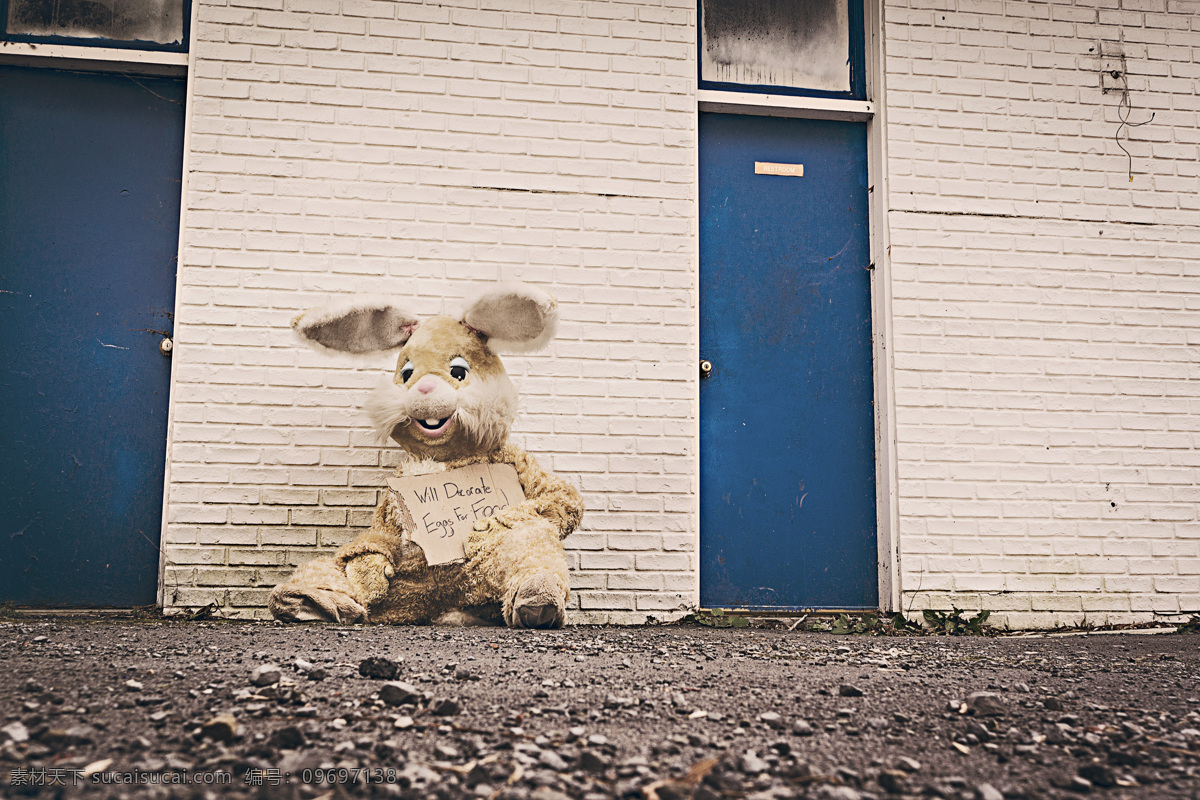 城市文化 公仔 玩具 玩偶 文化艺术 兔子 玩具兔子 破旧玩具 遗弃的玩具 可爱的小兔子 儿时玩伴 城市角落