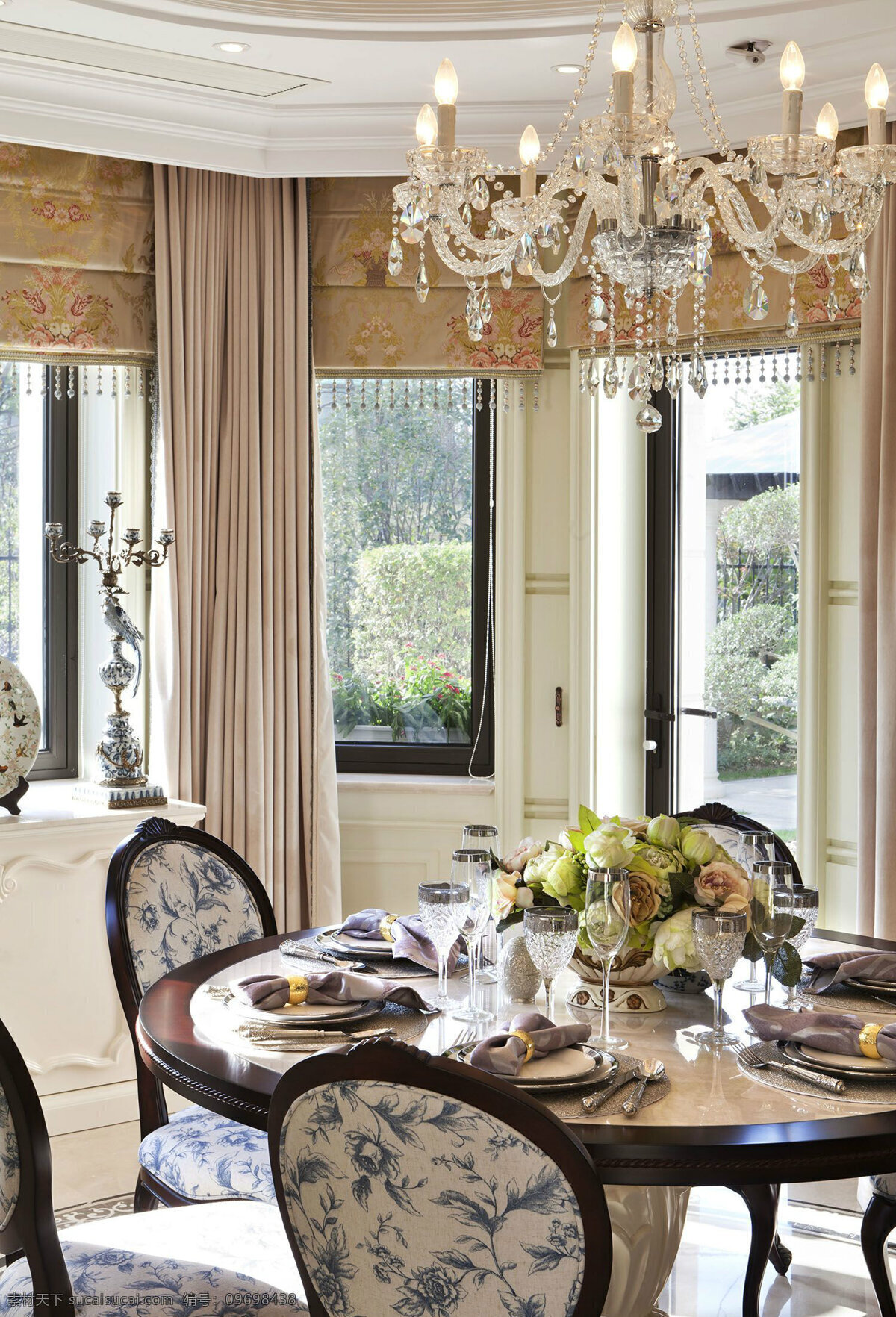欧式 餐厅 水晶 吊灯 装修 效果图 复古餐桌 灰色窗帘 窗户 装饰物品