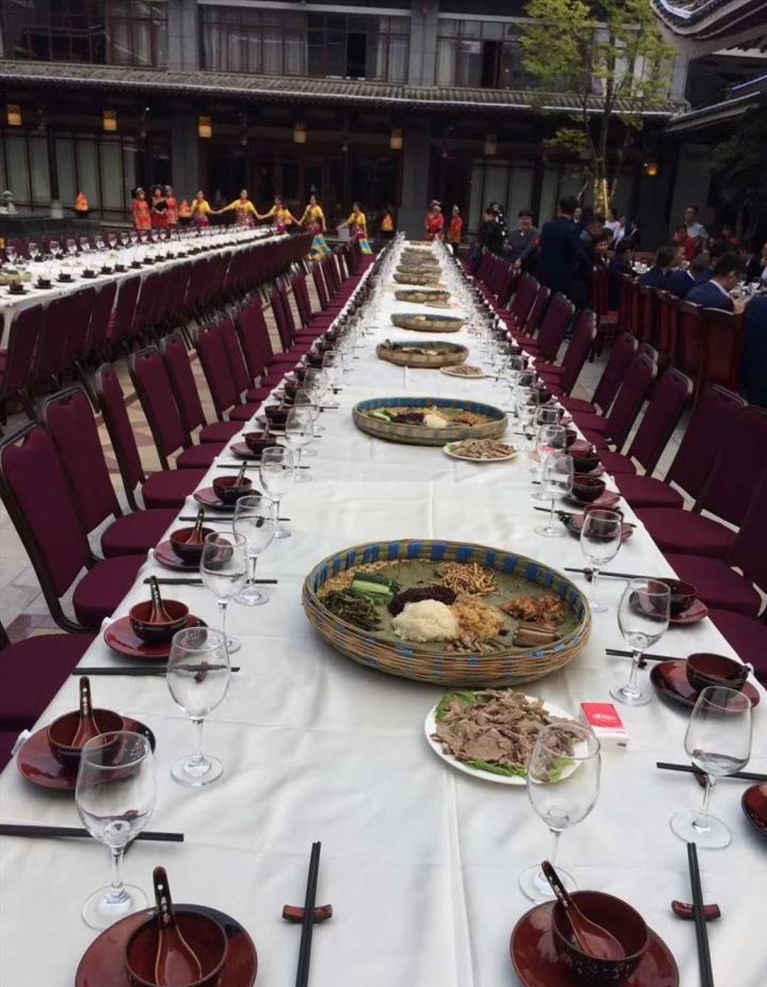 长桌宴 慕俄格酒店 餐饮 美食 已俗美食 彝族 舌尖上的美食 旅游摄影 国内旅游
