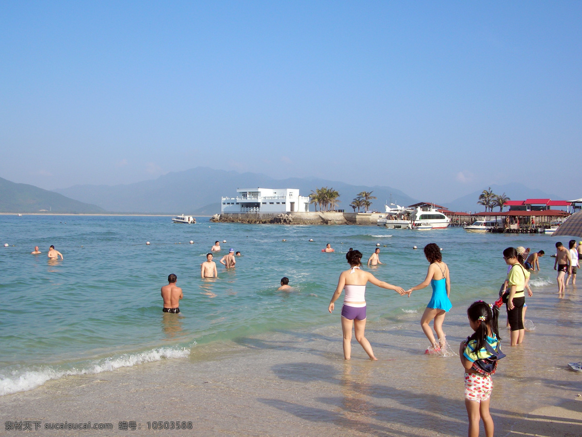 大海 风景区 国内旅游 海南 海南风景 海滩 蓝天 旅游摄影 南 风景图片 分界洲岛 椰子树 游人 游艇 远山 psd源文件