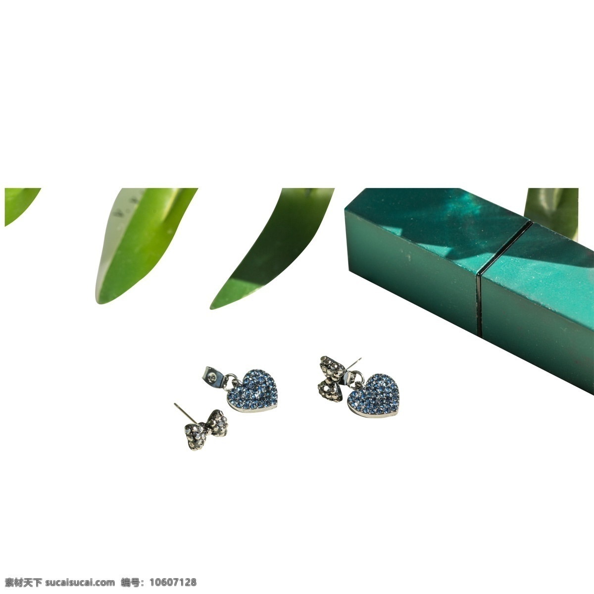 蓝色 钻石 心形 耳钉 元素 纹理 光泽 质感 绿色 叶子 装饰 卡通插画 包装 盒子
