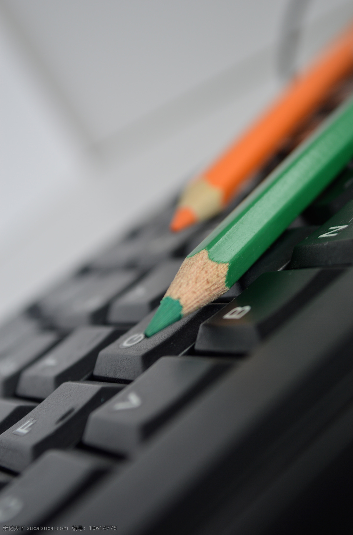 彩铅 彩色铅笔 打字 键盘 摄影图 生活百科 文具 键盘上的画笔 快捷键 笔头 三支笔 学习办公 psd源文件