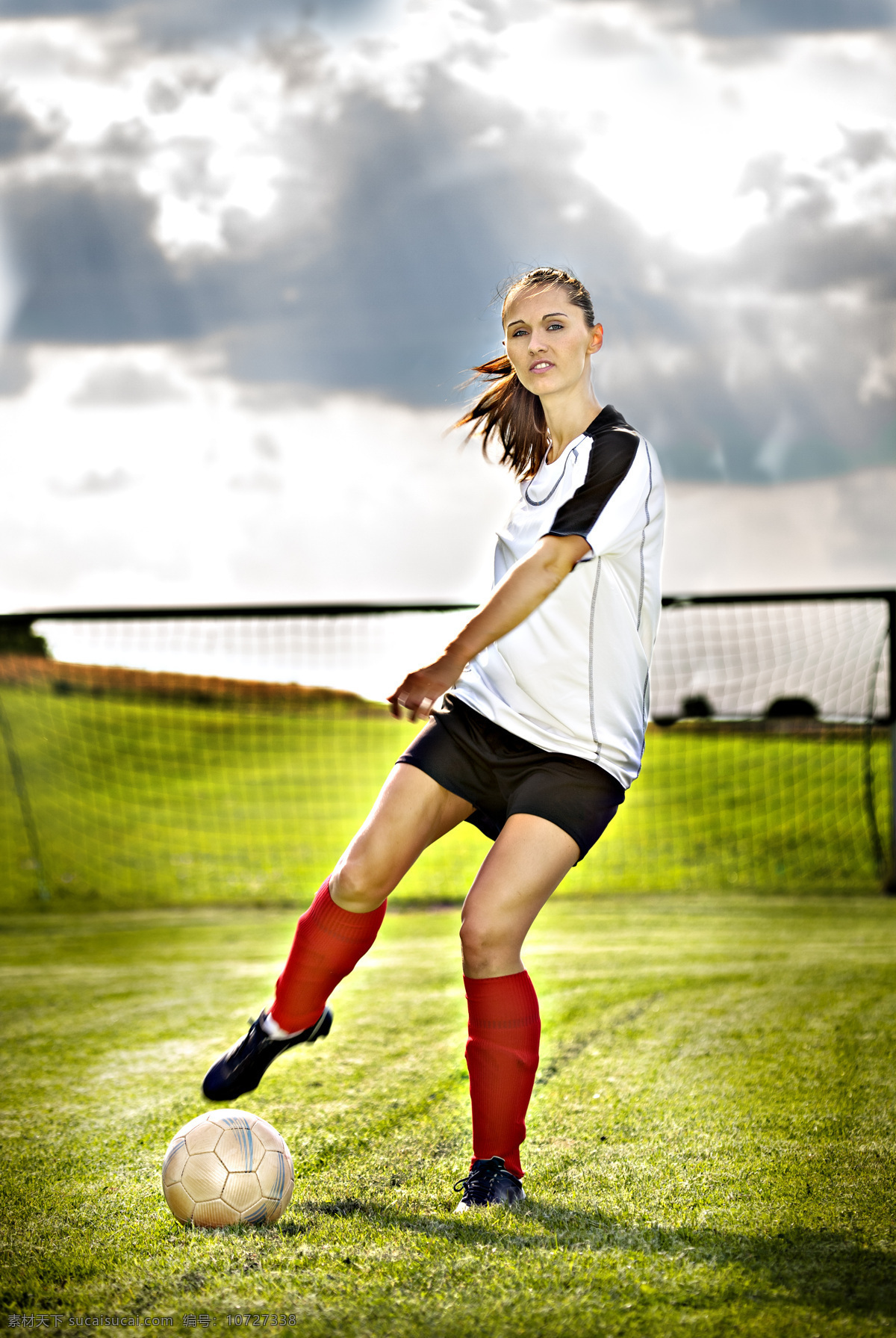 踢 足球 美女 运动员 体育运动 健身 足球运动 美女运动员 足球场 生活百科